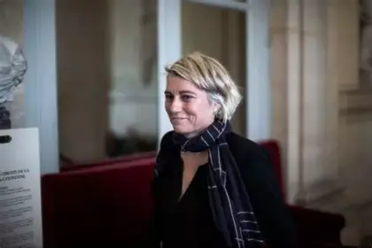 Mais rassurez-vous : l’infirmier reste “subalterne” par décret. La folie de Mme Rist continue.